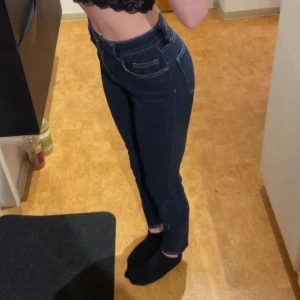 Blå jeans  - Fina jeans ej använda men har åkt några varv i tvättmaskinen så lite urtvättade men inget som syns. Sitter jättebra och är bra i längden