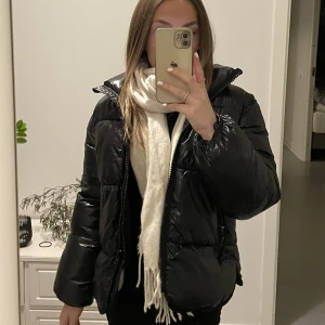 Vinter jacka - Säljer nu min nästan helt oanvända jacka i storlek 140, men som passar mig som bär xs-xxs. Säljer pga att jag har fler vinterjackor.