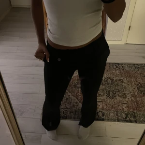 Randiga kostymbyxor - Säljer mina randiga kostymbyxor som varit en av mina favorit byxor ett långt tag nu men säljer för dom börjar bli små och har andvändt fööör många ggr 