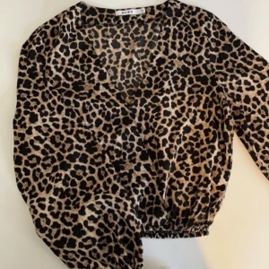 Leopardmönstrad blus - Leopardmönstrad blus, aldrig använd🤎