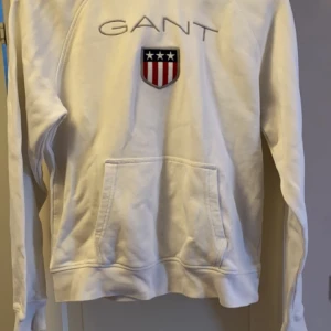 Gant hoodie - Vit använd ett tiotal gånger men i relativt bra skick Storlek 170 så passar som en small/ XS