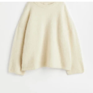 Mohair tröja  - Nästan oanvänd slutsåld mohairtröja från hm. Storlek m. Bud från 500❤️ som referens är jag 160cm