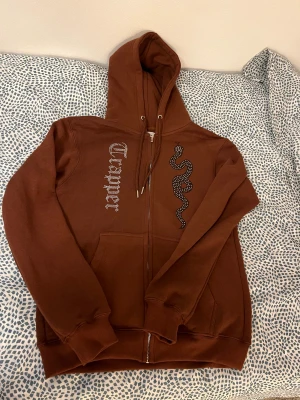 madebytrappers hoodie  - madebytrappers hoodie som jag köpte här på plick. Den är för liten för mig så därför säljer jag den! Storlek M men passar mer som S och tröjan är i bra skick 
