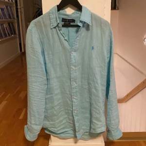 Ralph lauren linneskjorta turkos  - Säljer denna då den är för stör för mig, den är i gott skick och riktigt skön och snygg, kostar ca 1600 ny!