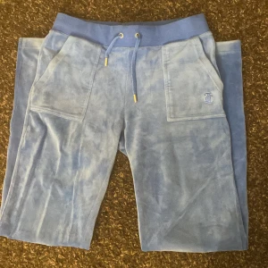 Juicy byxor - Blåa juicy byxor som inte kommer till användning längre, fint skick