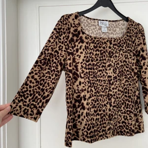 Vintage topp - Sötaste vintage toppen 🌹🤎Köpt secondhand, väldigt 90s! Perfekt till en minikjol, trench, och höga stövlar 🐆Storlek 8 men passar L-XL fint❤️‍🔥Sitter tight och är liiiite croppad, sååå smickrande på! Fint skick, kanske nån noppa i armhålorna, men annars inget 