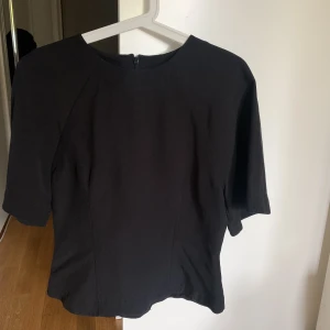 Topp - Topp från Arket i storlek 38 med dragkedja i bak.  knappt använd. 