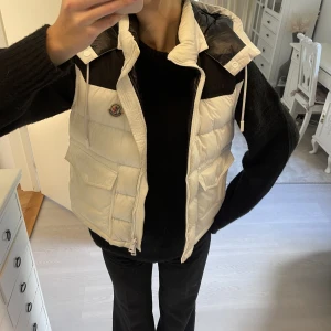 Moncler väst  - Kolla intresset på min sjukt snygga limited edition väst från moncler i strl 2! Den är unisex (både för kvinnor och män) den är i super bra skick, utan defekter och inga fläckar! Nypris: 12 500kr. Säljer ändadst vid ett bra pris!☁️