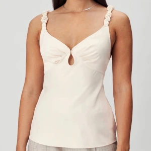 Adoore satinlinne - Nytt oanvänt vitt satinlinne från Adoore med prislapp kvar! Nypris 495kr. Storlek: 40.