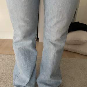 Äkta Levis  bootcut jeans ljus blåa. Superfina ljusblåa bootcut  jeans från Levis, de är i bra skick och är hela överallt 💕 Waist 25