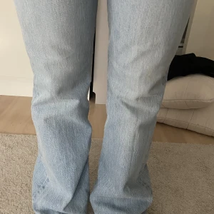 Äkta Levis Jeans  - Äkta Levis  bootcut jeans ljus blåa. Superfina ljusblåa bootcut  jeans från Levis, de är i bra skick och är hela överallt 💕 Waist 25