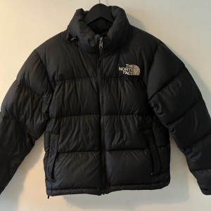 North face jacka - Säljer min north face jacka i storlek xs! Köpt på Zalando och är endast använd en vinter. Ny pris ca 2800 men säljer för 1900!