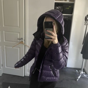 moncler vinterjacka - Säljer eller byter mot annan färg. Moncler jacka modellen ”bady” i strl 0 Nypris 17 580:- på monclers hemsida. sparsamt använd! 