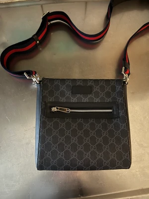Gucci messengerbag  - Fick den i present i somras när jag tog examen. Knappt använd, väldigt bra skick. 