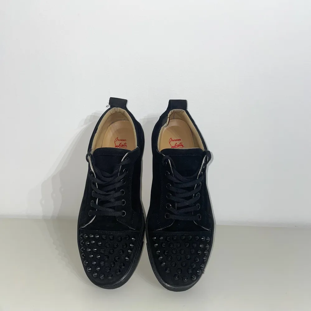 Svarta sneakers i velour från Christian Louboutin i storlek 43.  Inköpta ca 3 år sedan och dem är väldigt varsamt använda.  Originalpris: 6700 kr. . Skor.