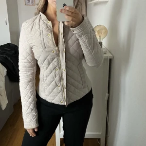 Beige/crémevit jacka från Zara.  - Lättviktsjacka. Figursydd men stretchig. Kan upplevas lite tight på ärmarna. Använd men i gott skick. Vid frågor, skriv gärna. 🥰