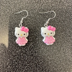 Örhänge Hello Kitty  - Nya örhänge med hello Kitty. Krokarna är inköpta som nickelsäkra. 