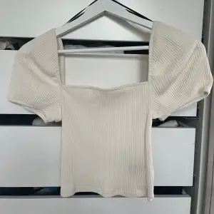En jätte söt vit kort tröja från hm. Säljer för att den aldrig används längre. Storlek är xs men passar även s då den är väldigt stretchig💕skriv för mer bilder