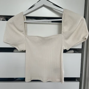 Vit kort tröja - En jätte söt vit kort tröja från hm. Säljer för att den aldrig används längre. Storlek är xs men passar även s då den är väldigt stretchig💕skriv för mer bilder
