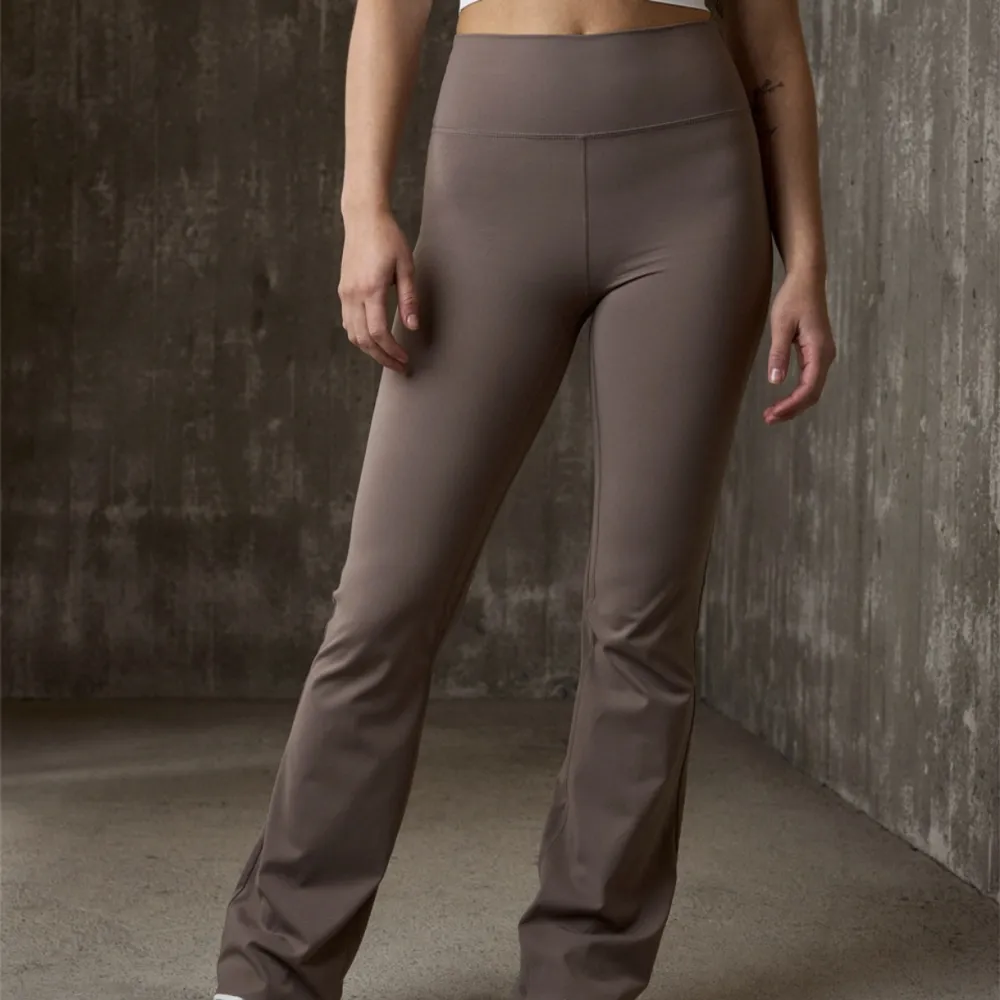 Helt nya ICANIWILL Nimble flare tights med lappen kvar. Legat invikt i garderoben enbart.  Nypris 799kr. Jeans & Byxor.