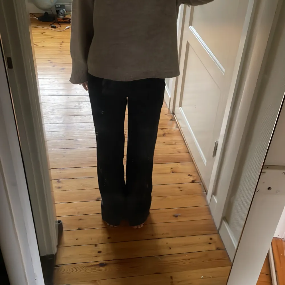 Säljer mina skit snygga low rised jeans!💗 osäker på storleken men jag brukar ha storlek 26 typ och jeans och dessa sitter jätte bra på höfterna!💓💓TRYCK INTE PÅ KÖP NU!!⚠️. Jeans & Byxor.