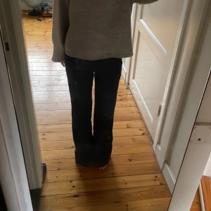Vintage jeans - Säljer mina skit snygga low rised jeans!💗 osäker på storleken men jag brukar ha storlek 26 typ och jeans och dessa sitter jätte bra på höfterna!💓💓TRYCK INTE PÅ KÖP NU!!⚠️