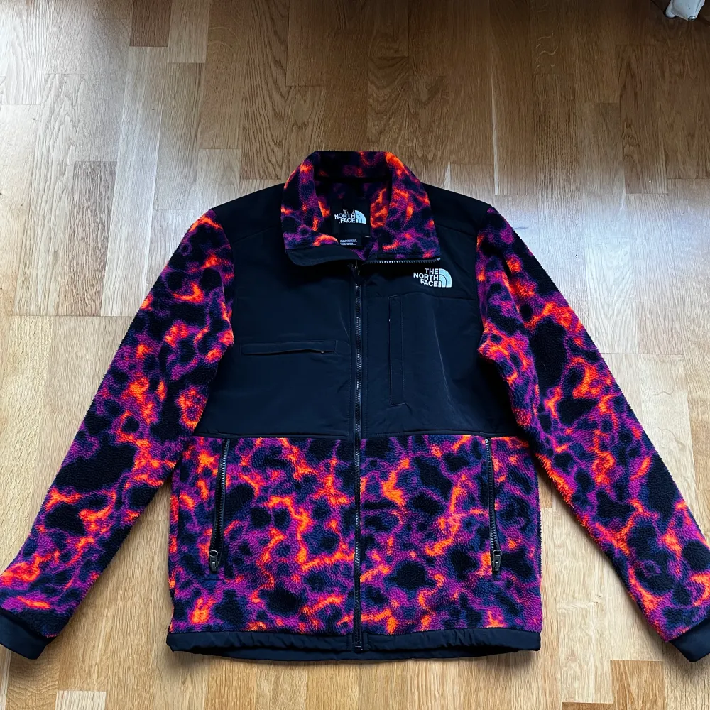 Fleece jacka från The north face med en unik och cool print.  Storlek XS  Den är varm och går bra att använda under både våren och höst/vintern. Bra skick inga fel med den.  Nypris: 1649kr. Jackor.