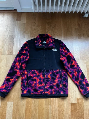 The North Face Denali Fleece Jacka  - Fleece jacka från The north face med en unik och cool print.  Storlek XS  Den är varm och går bra att använda under både våren och höst/vintern. Bra skick inga fel med den.  Nypris: 1649kr