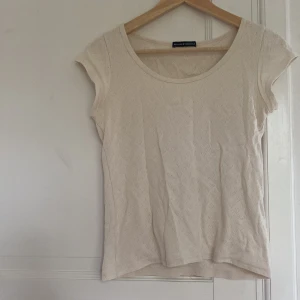 Brandy Melville T-Shirt - T-Shirt från brandy melville med gulligt hjärtmönster!💗💗 Priset kan diskuteras❣️