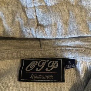 Grå zipup hoodie - Grå zipup hoodie med dragkedja, använd en gång💓