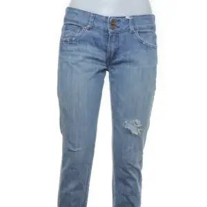 Asballa bikbok jeans! Dom har lite bootcut och passar perfekt på mig som har s-m i storlek. Köpte på Sellpy med prislappen kvar då jag aldrig använt dom. Kanonjeans! Fick inte med hela jeansen på bilderna så om ni vill se längst ner är de bara att skriva!