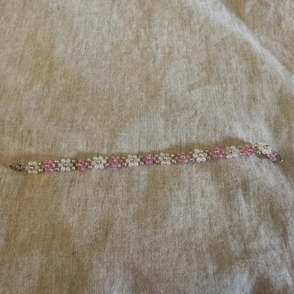 Vitt och rosa blom armband med spänne. Accessoarer.