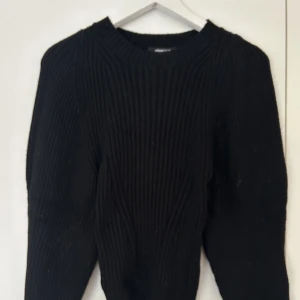 Stickad tröja - Den perfekta svarta stickade tröjan! Köparen står för frakten!