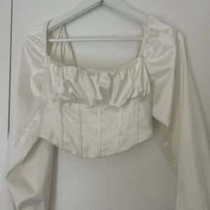 Blus - En jätte fin vit blus från Gina tricot. Som ny!