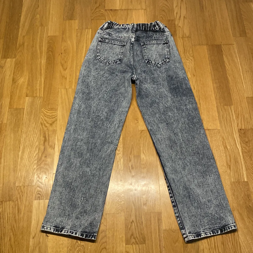 Mörkblåa jeans original pris ungefär 200kr  Änvända Knappen är lite lös . Jeans & Byxor.