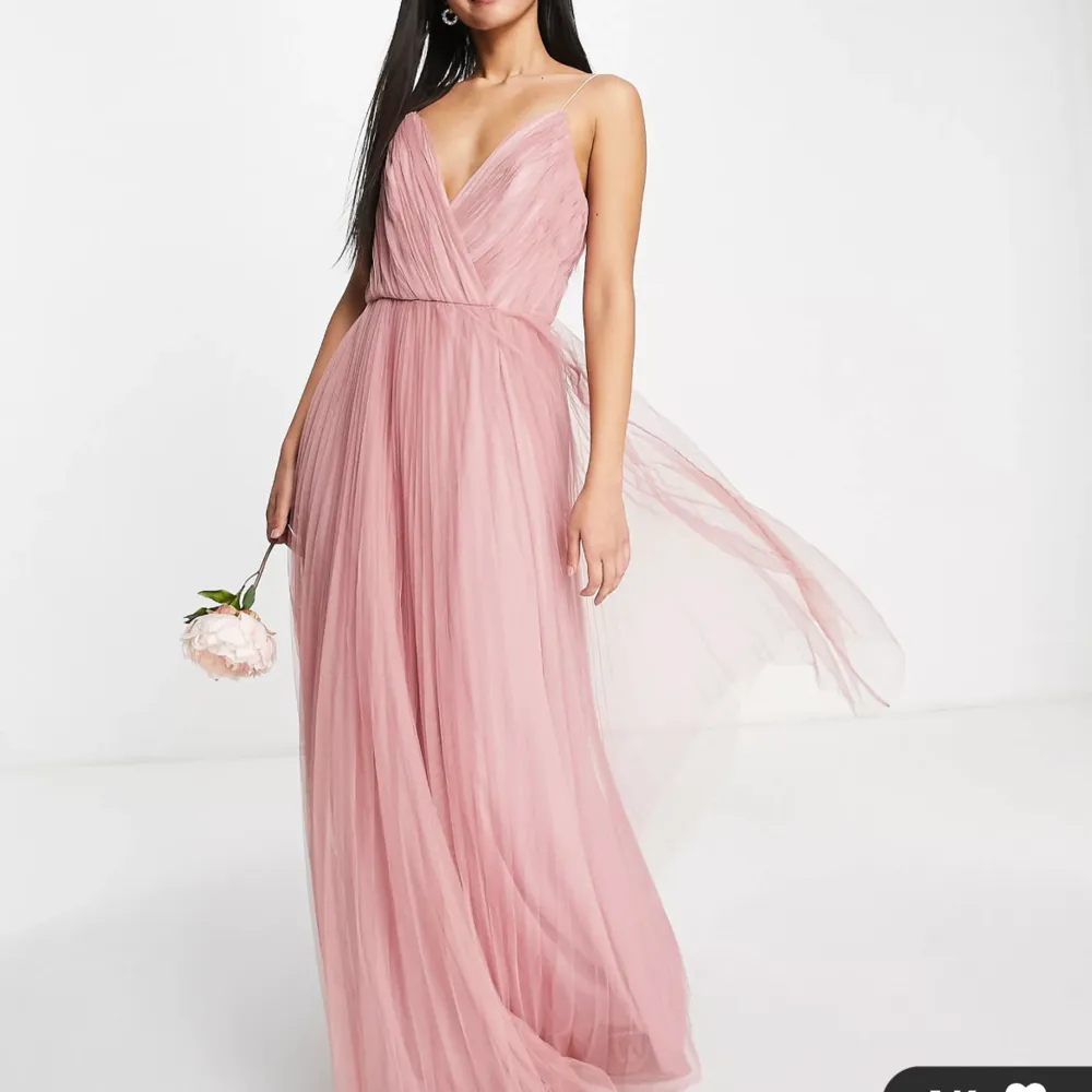Rosa maxi klänning i tyll. Perfekt för fester, bal, bröllop mm. Endast använd 1 gång, därav i perfekt skick. Nypris 1199kr. Klänningar.