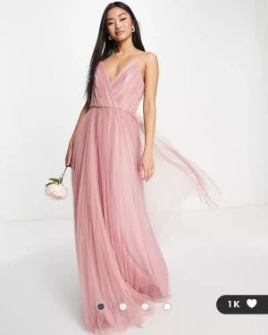 Klänning - Rosa maxi klänning i tyll. Perfekt för fester, bal, bröllop mm. Endast använd 1 gång, därav i perfekt skick. Nypris 1199kr