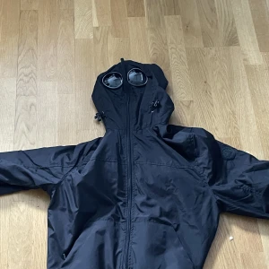 Goggles jacka - Säljer min goggles jacka som jag iprinsip aldrig använt.