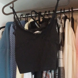 Kort svart linne - Ett kort svart linne från new yorker, knappt använt och i bra skick!