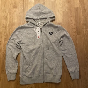 Comme des Garcons zip hoodie - Cdg zip, endast använd ett fåtal gånger. Tags finns sparade. Strl M passar även S
