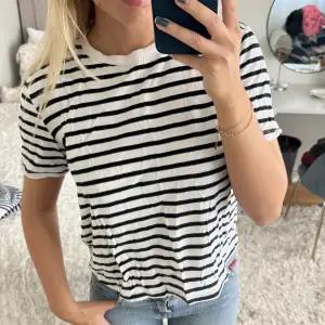 Randig T-shirt från zara, använd 1 gång så i toppskick men behöver strykas🥰🥰