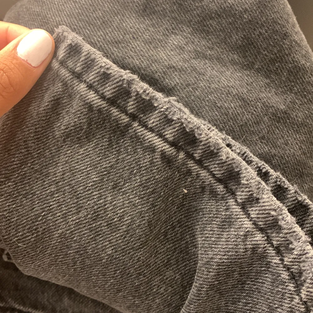 Säljer dessa mörkgrå  low waist jeans i strl 32 från ginatricot! Köpare står för frakt💘. Jeans & Byxor.