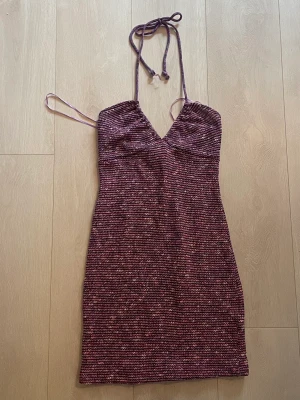 Lila klänning  - Klänning från pull&bear i storlek S. Använd 1 gång