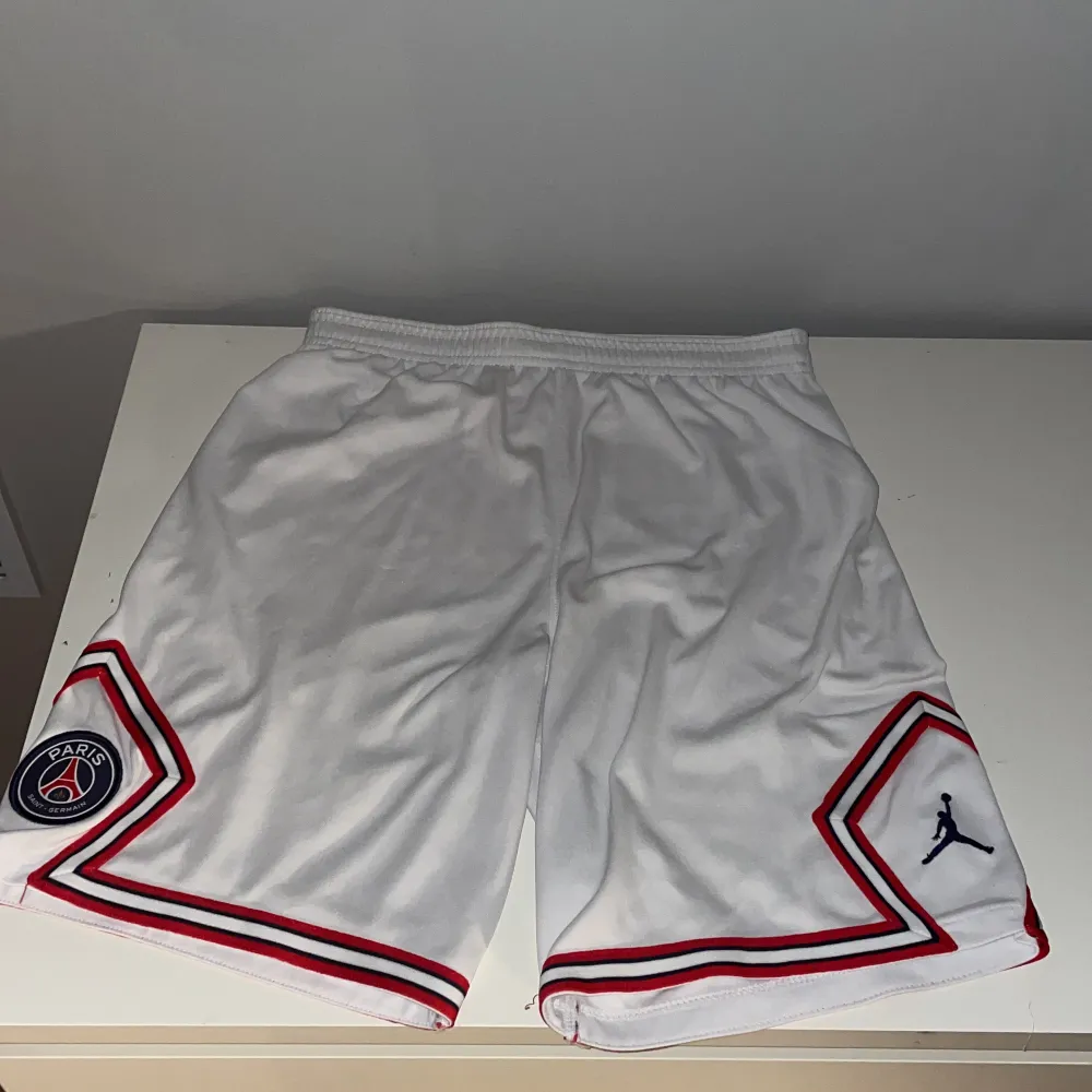 Ett par vita psg x Jordan shorts som är väldigt bra skick som knappt är använda. Storlek 158-170cm. Pris kan diskuteras . Shorts.