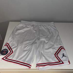 Ett par vita psg x Jordan shorts som är väldigt bra skick som knappt är använda. Storlek 158-170cm. Pris kan diskuteras 