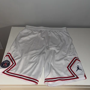 Jordan shorts - Ett par vita psg x Jordan shorts som är väldigt bra skick som knappt är använda. Storlek 158-170cm. Pris kan diskuteras 