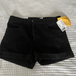 Nya svarta shorts från HM - Helt oanvända, lappen kvar.