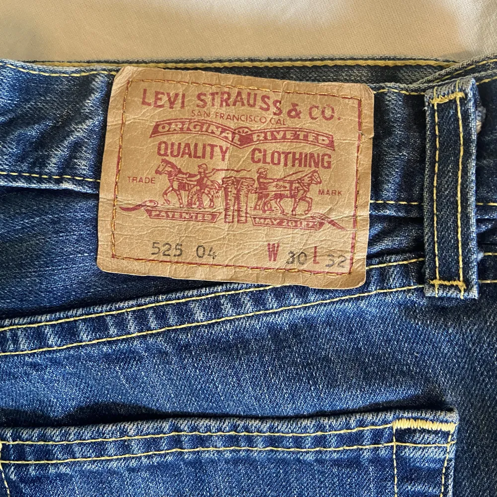 Midwaist Levis jeans modell 525 04 i strl 30/32✨ inga tecken på användning. Något korta på mig som är 174. Hör av dig om du har frågor eller är intresserad!✨. Jeans & Byxor.