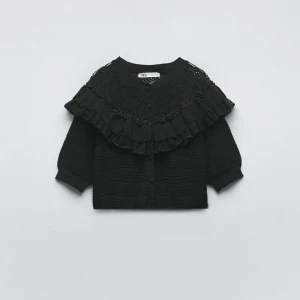 Topp från Zara - Superfin svart volangtopp (kan även knäppas upp och använda som kofta) från Zara. Slutsåld, nyskick knappt använd, skriv innan ni trycker på köp nu<33