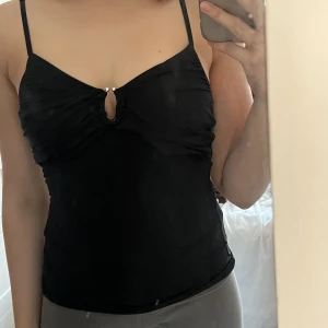 Linne - Väldigt skönt linne i bra skick, glansigt material. Står ingen storlek men passar mig med xs/s